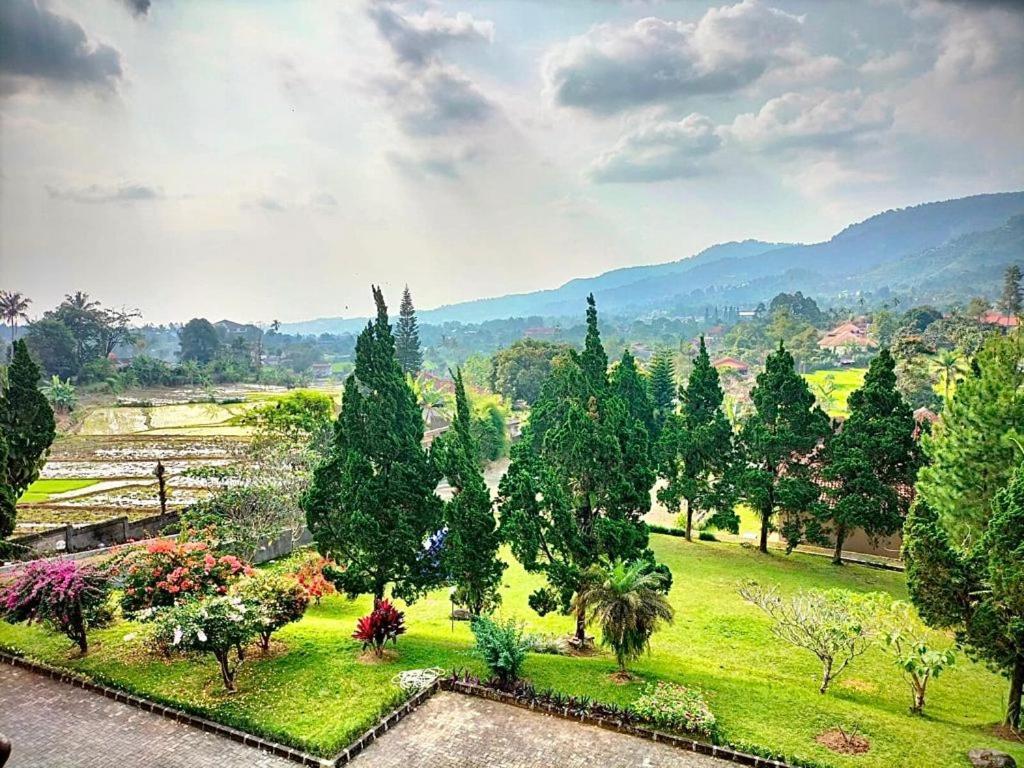 Hotel Grha Kasih à Bogor Extérieur photo