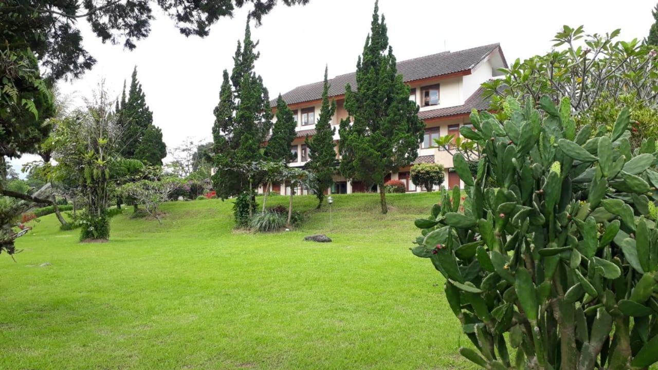 Hotel Grha Kasih à Bogor Extérieur photo